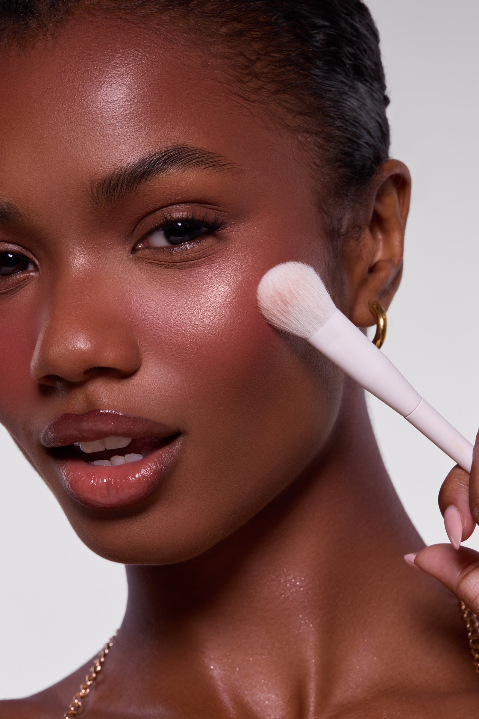 Painted J17 Powder Highlighter Brush — J17 GOLDENHOUR SASHA 0899